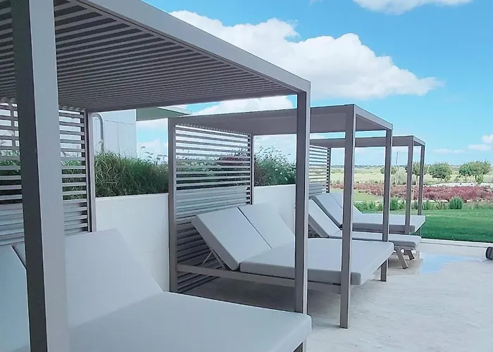 Bayline- Beachfront And Pool شقة